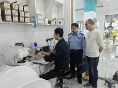 鉛山縣市管局開展驗(yàn)配眼鏡店計(jì)量器具檢定與專項(xiàng)檢查，筑牢視力健康計(jì)量防線